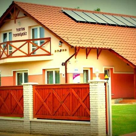 Viktor Vendeghaz Es Apartmanhaz Baktaloranthaza Buitenkant foto