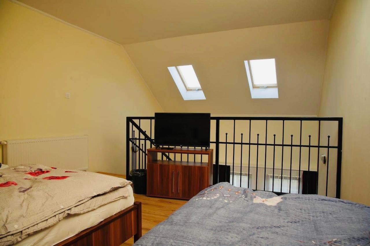 Viktor Vendeghaz Es Apartmanhaz Baktaloranthaza Buitenkant foto