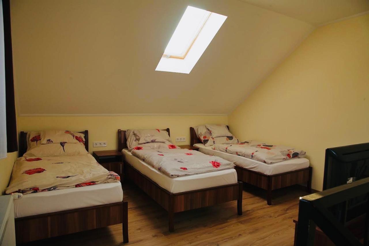 Viktor Vendeghaz Es Apartmanhaz Baktaloranthaza Buitenkant foto