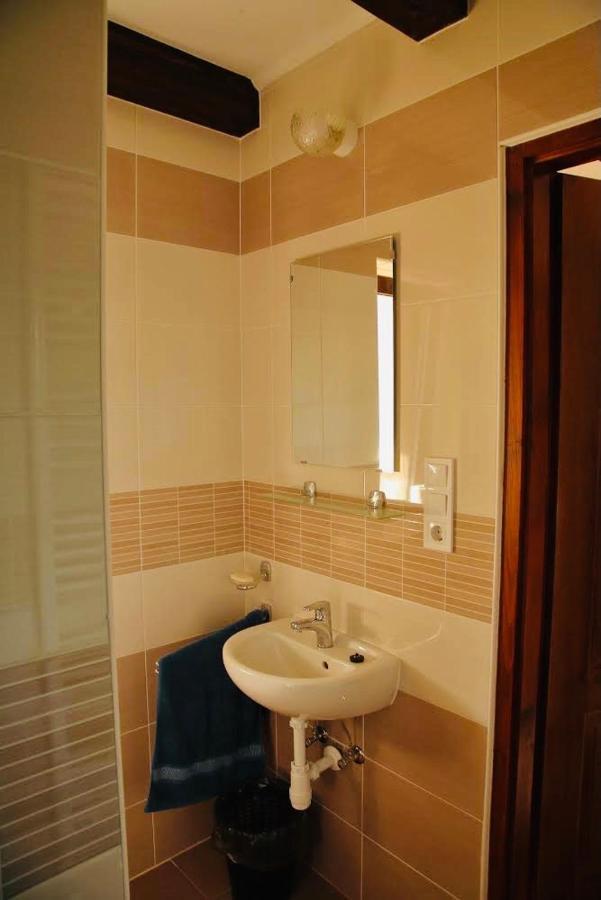 Viktor Vendeghaz Es Apartmanhaz Baktaloranthaza Buitenkant foto