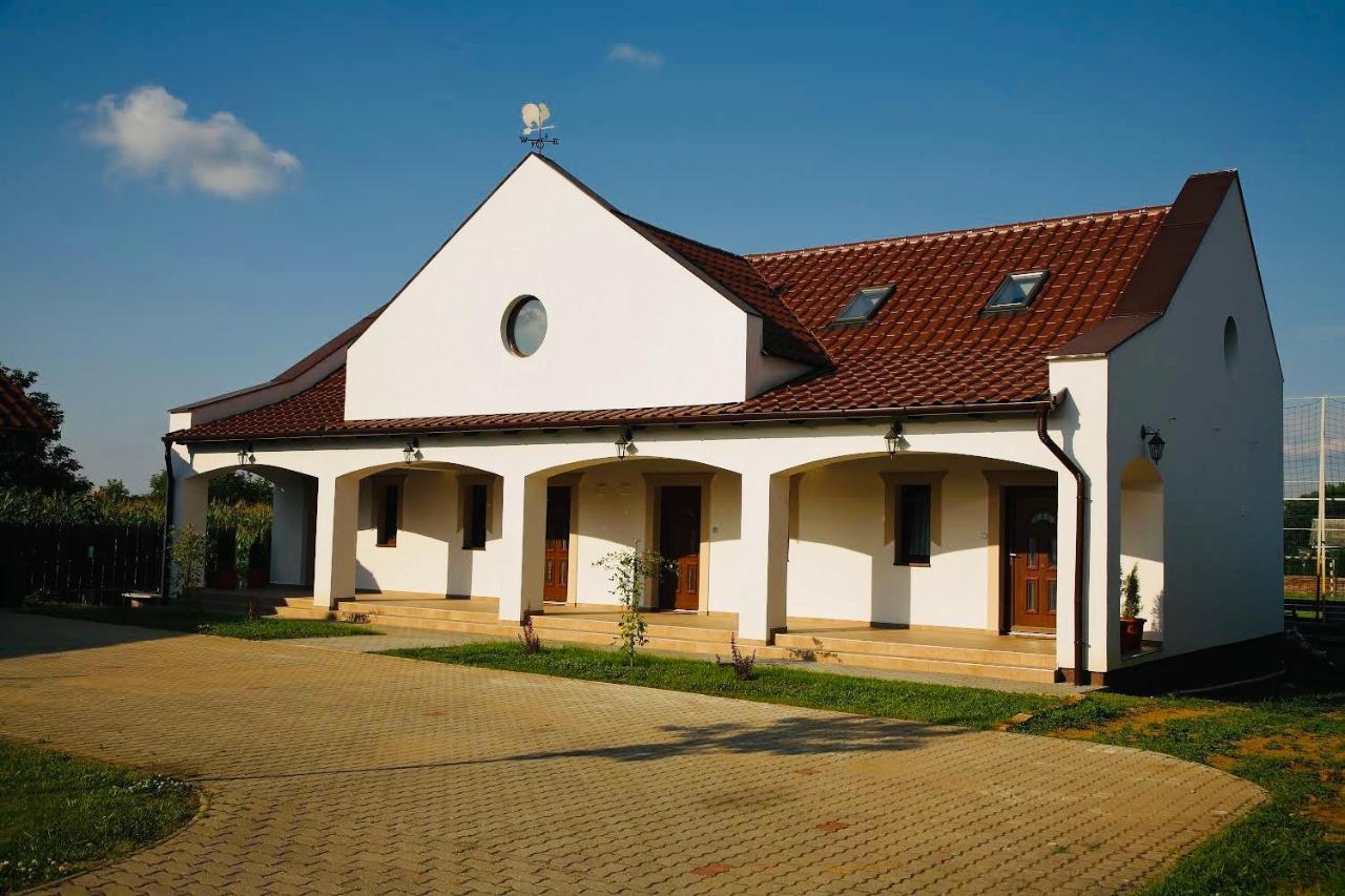 Viktor Vendeghaz Es Apartmanhaz Baktaloranthaza Buitenkant foto