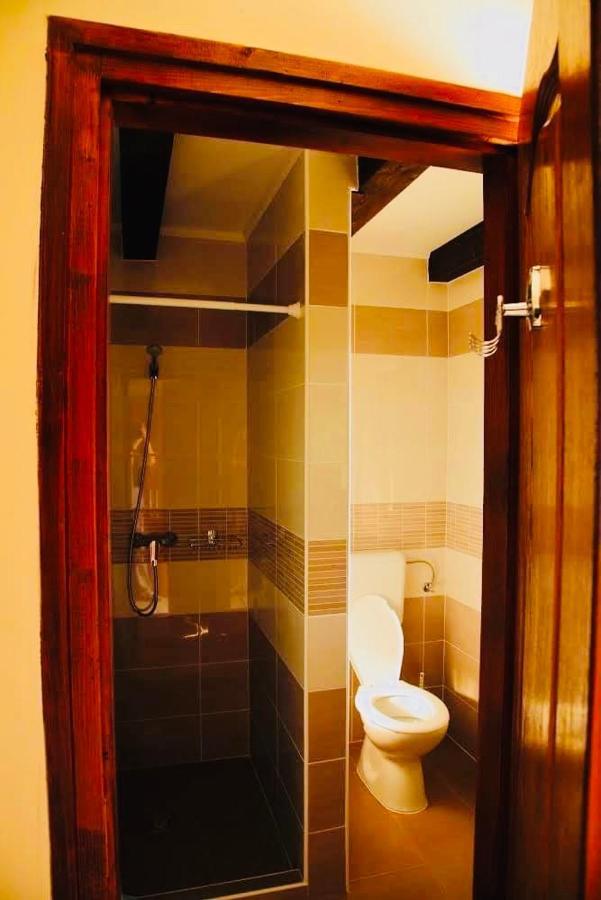 Viktor Vendeghaz Es Apartmanhaz Baktaloranthaza Buitenkant foto