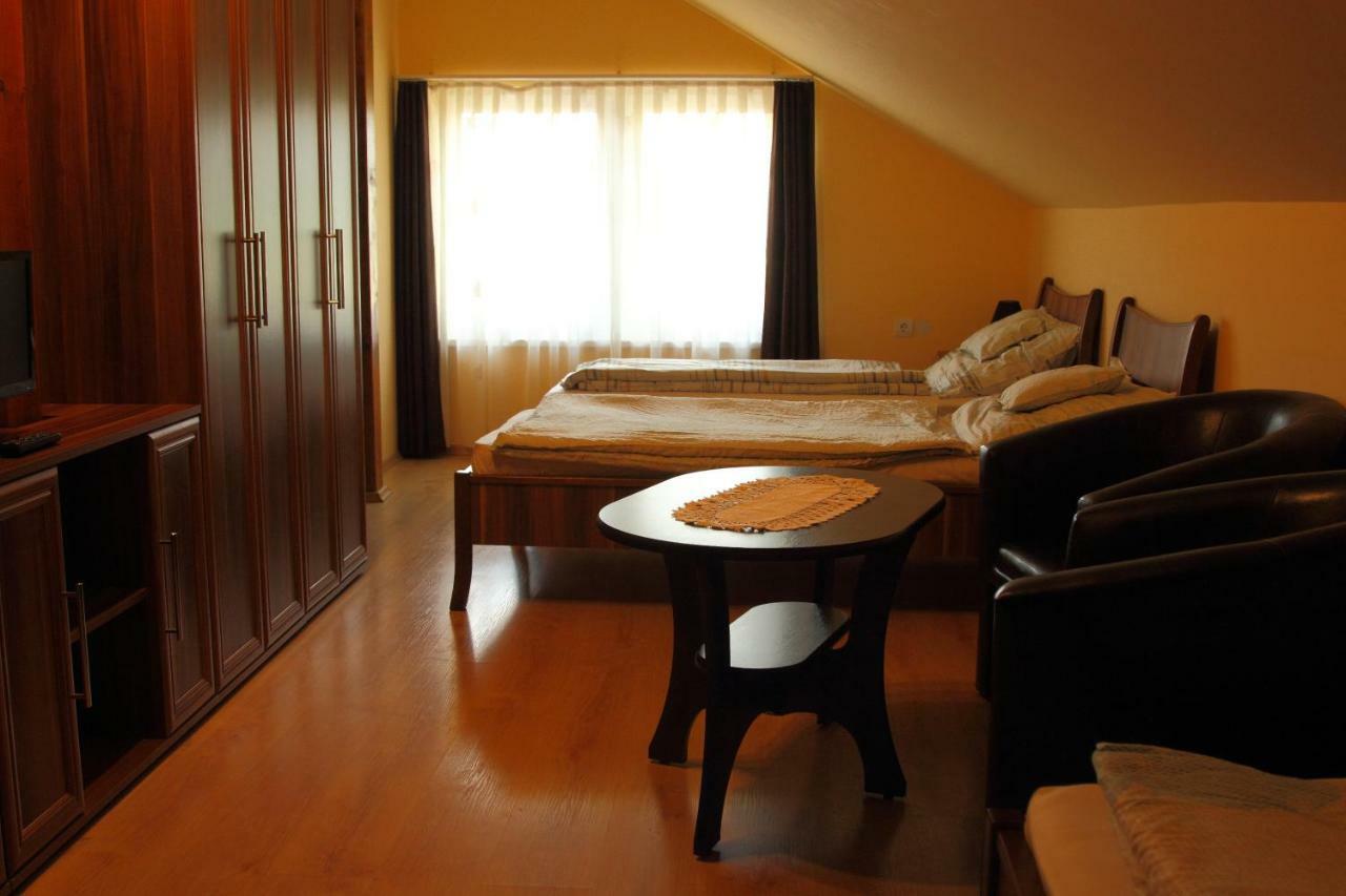 Viktor Vendeghaz Es Apartmanhaz Baktaloranthaza Buitenkant foto