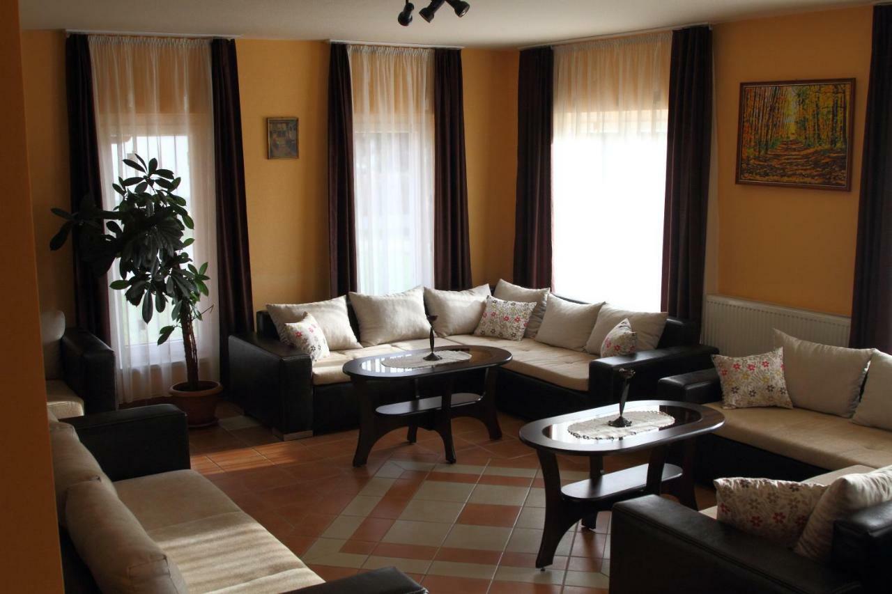 Viktor Vendeghaz Es Apartmanhaz Baktaloranthaza Buitenkant foto