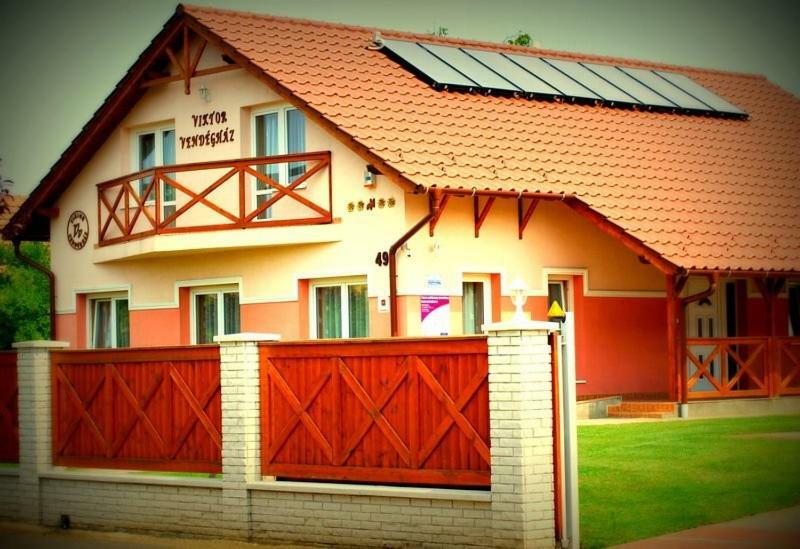 Viktor Vendeghaz Es Apartmanhaz Baktaloranthaza Buitenkant foto