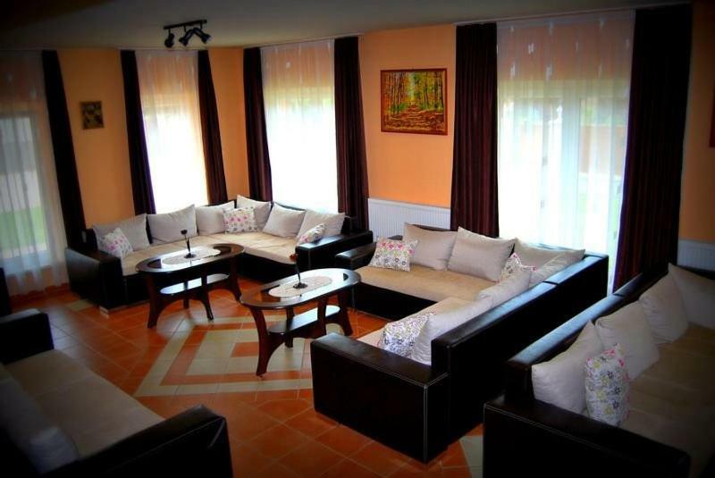 Viktor Vendeghaz Es Apartmanhaz Baktaloranthaza Buitenkant foto