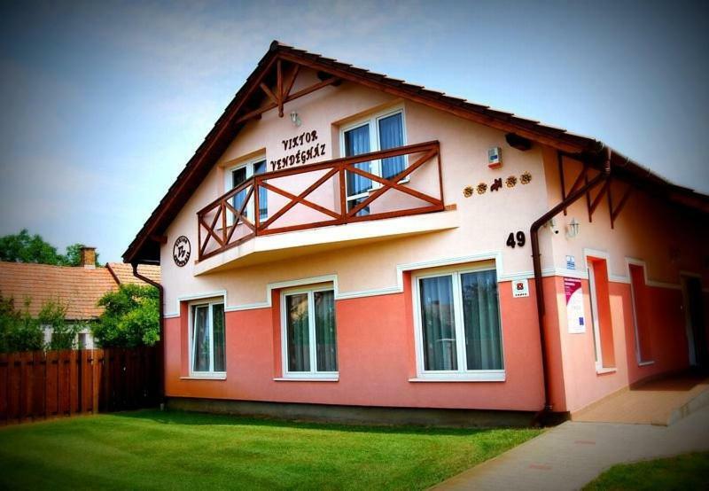 Viktor Vendeghaz Es Apartmanhaz Baktaloranthaza Buitenkant foto