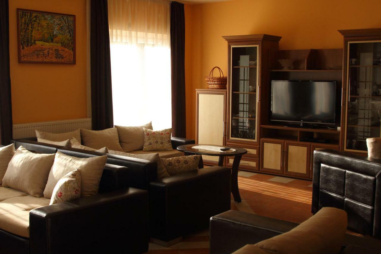 Viktor Vendeghaz Es Apartmanhaz Baktaloranthaza Buitenkant foto