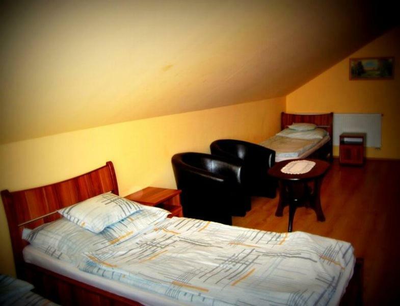 Viktor Vendeghaz Es Apartmanhaz Baktaloranthaza Buitenkant foto